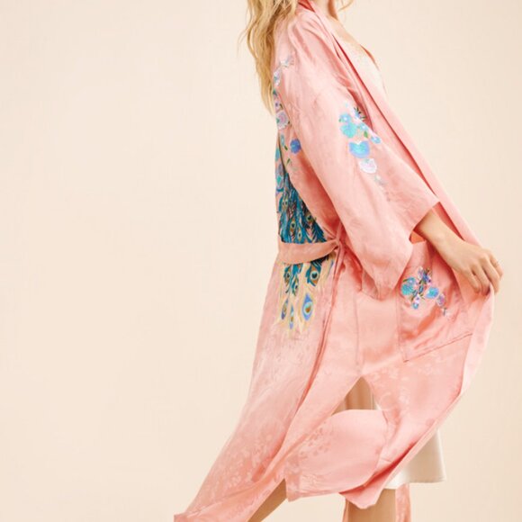 Women's Nuuly x SPELL Pink Embroidered Peacock Silky Robe Size S/M Small Medium - Picture 4 of 12